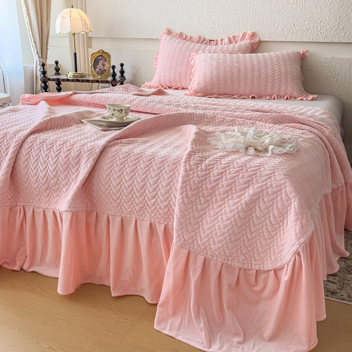 91家纺网 家纺一手货源 找家纺 乐嘉盈2025年新款纯色刺绣床裙款牛奶绒四件套-云栖 云栖-粉