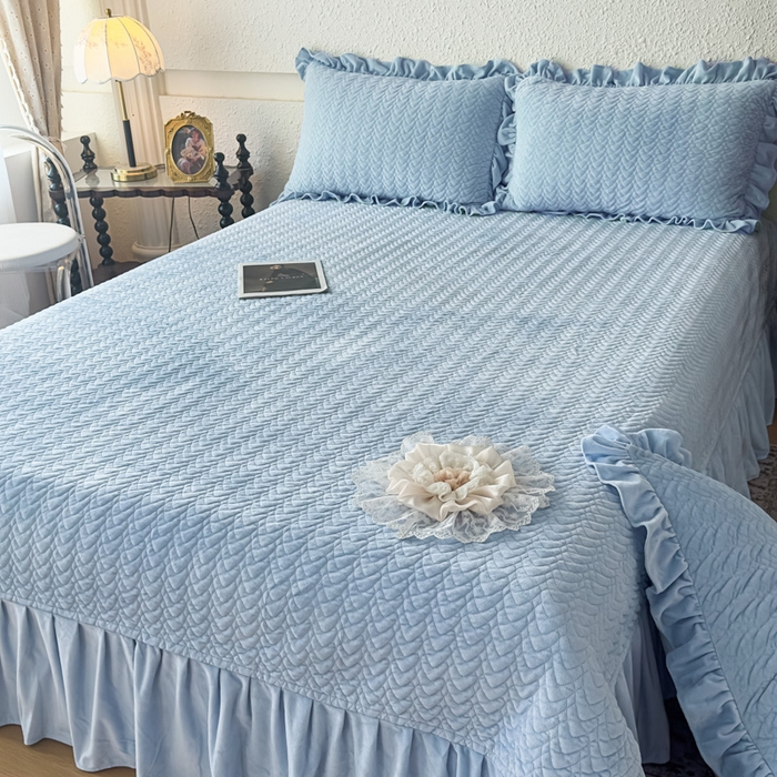 91家纺网 家纺一手货源 找家纺 乐嘉盈2025年新款纯色刺绣床裙款牛奶绒四件套-云栖 云栖-蓝