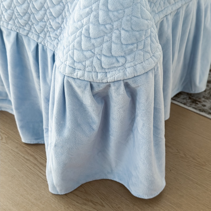 91家纺网 家纺一手货源 找家纺 乐嘉盈2025年新款纯色刺绣床裙款牛奶绒四件套-云栖 云栖-蓝