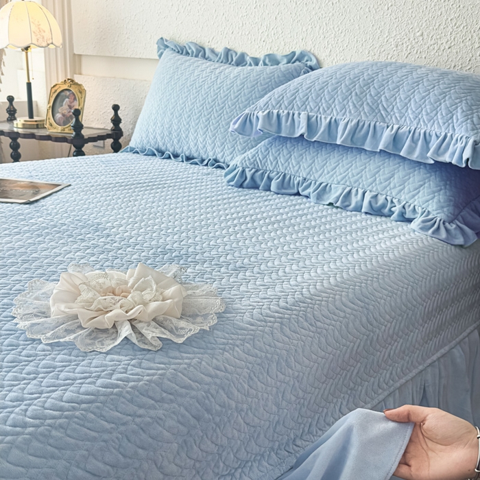 91家纺网 家纺一手货源 找家纺 乐嘉盈2025年新款纯色刺绣床裙款牛奶绒四件套-云栖 云栖-蓝