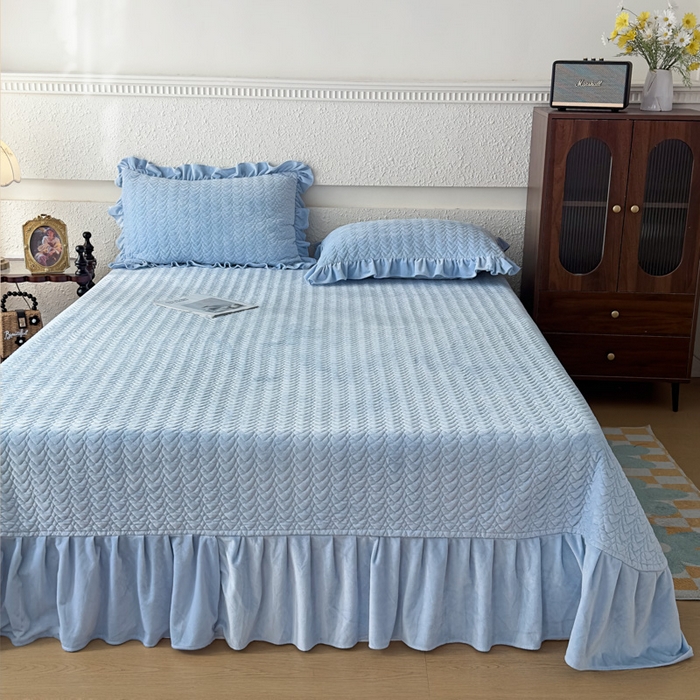 91家纺网 家纺一手货源 找家纺 乐嘉盈2025年新款纯色刺绣床裙款牛奶绒四件套-云栖 云栖-蓝