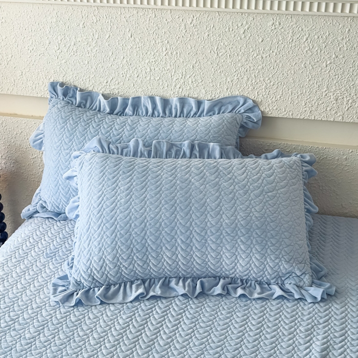 91家纺网 家纺一手货源 找家纺 乐嘉盈2025年新款纯色刺绣床裙款牛奶绒四件套-云栖 云栖-蓝