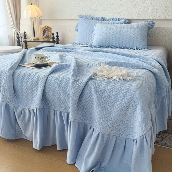 91家纺网 家纺一手货源 找家纺 乐嘉盈2025年新款纯色刺绣床裙款牛奶绒四件套-云栖 云栖-蓝