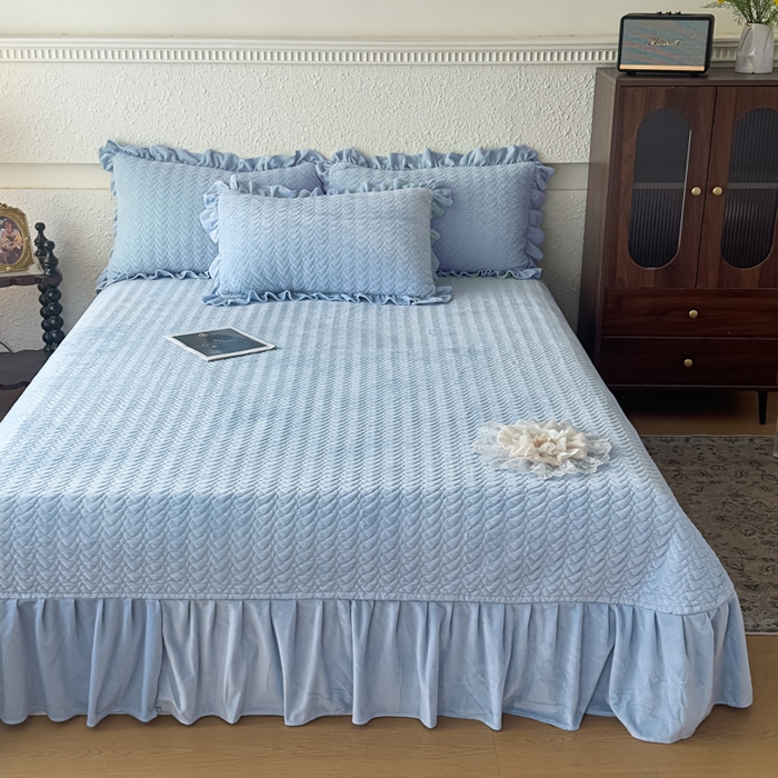 91家纺网 家纺一手货源 找家纺 乐嘉盈2025年新款纯色刺绣床裙款牛奶绒四件套-云栖 云栖-蓝