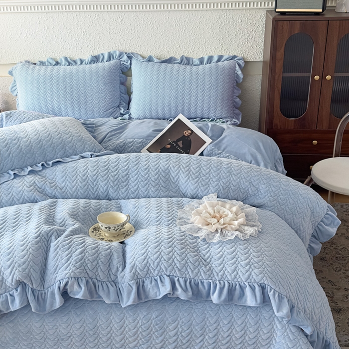 91家纺网 家纺一手货源 找家纺 乐嘉盈2025年新款纯色刺绣床裙款牛奶绒四件套-云栖 云栖-蓝