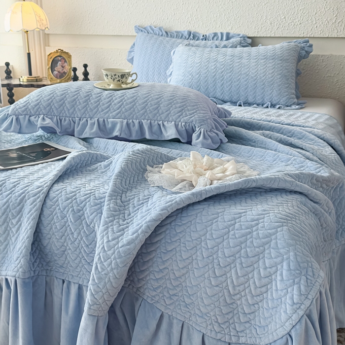 91家纺网 家纺一手货源 找家纺 乐嘉盈2025年新款纯色刺绣床裙款牛奶绒四件套-云栖 云栖-蓝