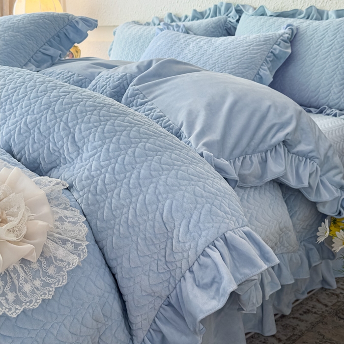 91家纺网 家纺一手货源 找家纺 乐嘉盈2025年新款纯色刺绣床裙款牛奶绒四件套-云栖 云栖-蓝