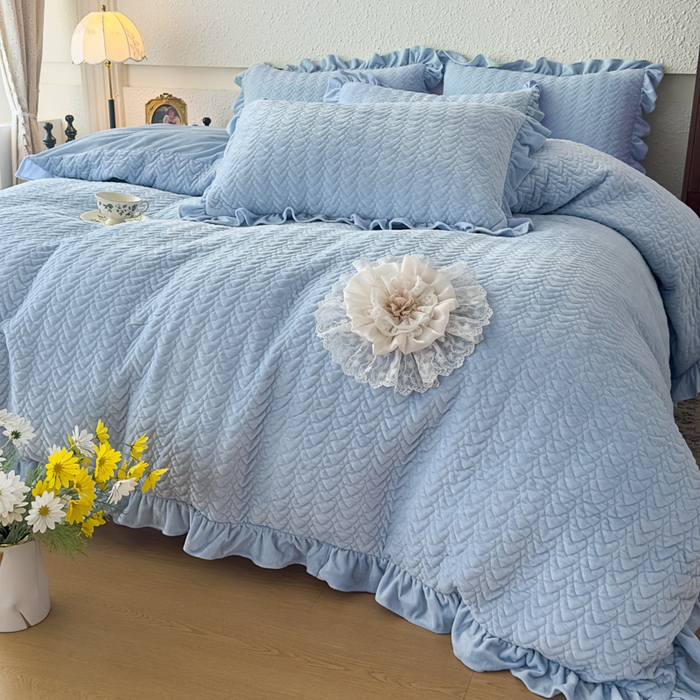 91家纺网 家纺一手货源 找家纺 乐嘉盈2025年新款纯色刺绣床裙款牛奶绒四件套-云栖 云栖-蓝