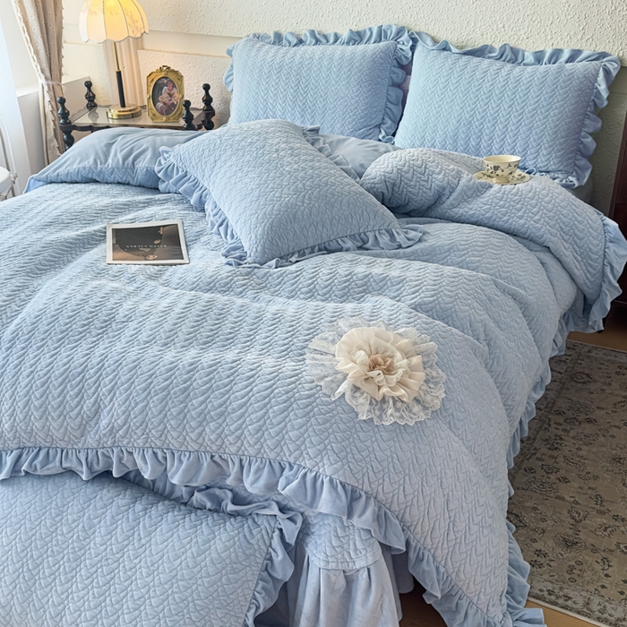 91家纺网 家纺一手货源 找家纺 乐嘉盈2025年新款纯色刺绣床裙款牛奶绒四件套-云栖 云栖-蓝