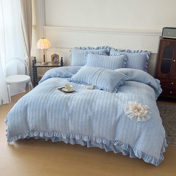 91家纺网 家纺一手货源 找家纺 乐嘉盈2025年新款纯色刺绣床裙款牛奶绒四件套-云栖 云栖-蓝