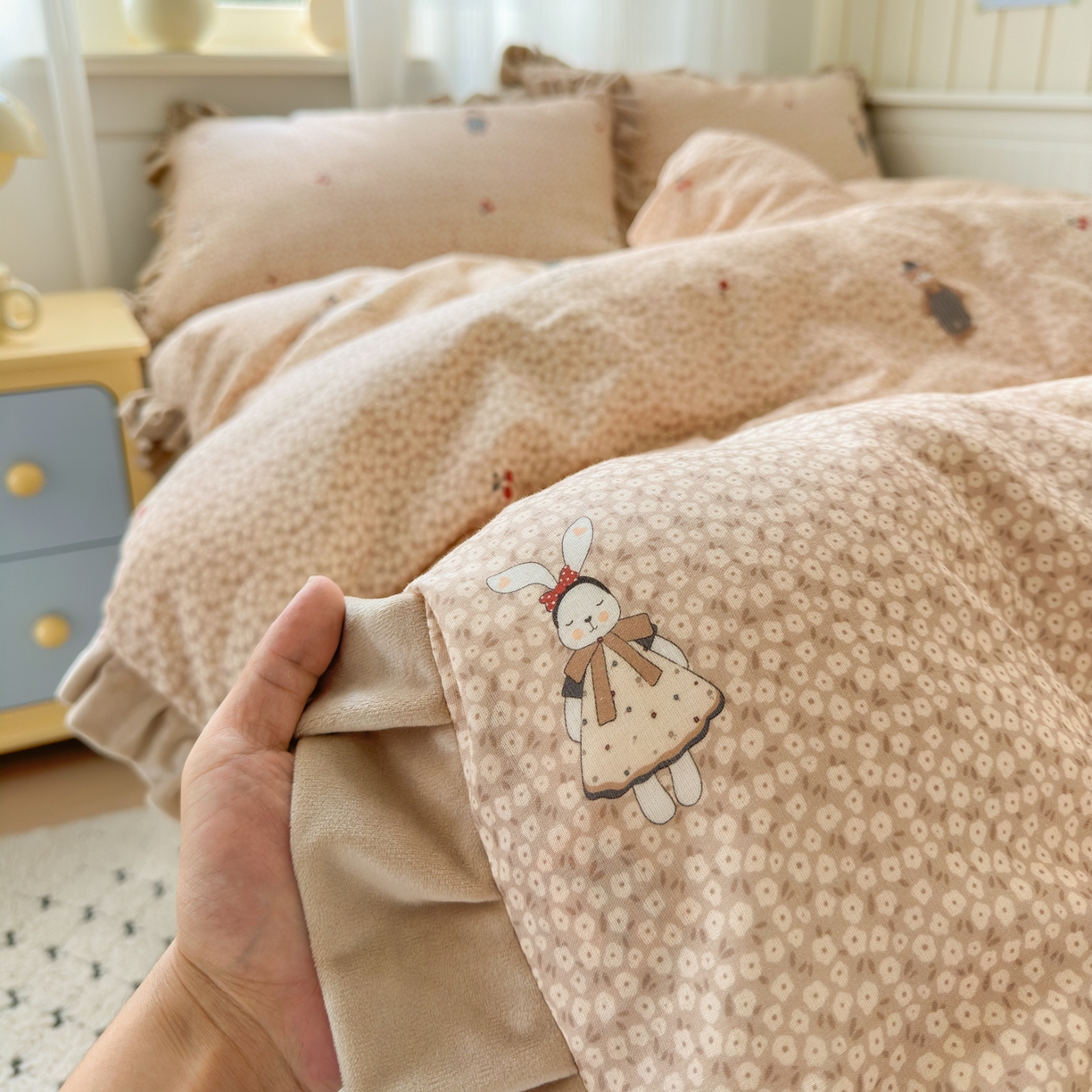 91家纺网 家纺一手货源 找家纺 淑女公社家纺 2025秋冬新款纯棉双层纱加韩国绒四件套 熊先生与兔小姐