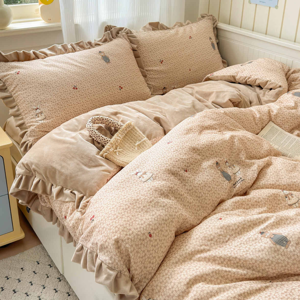 91家纺网 家纺一手货源 找家纺 淑女公社家纺 2025秋冬新款纯棉双层纱加韩国绒四件套 熊先生与兔小姐