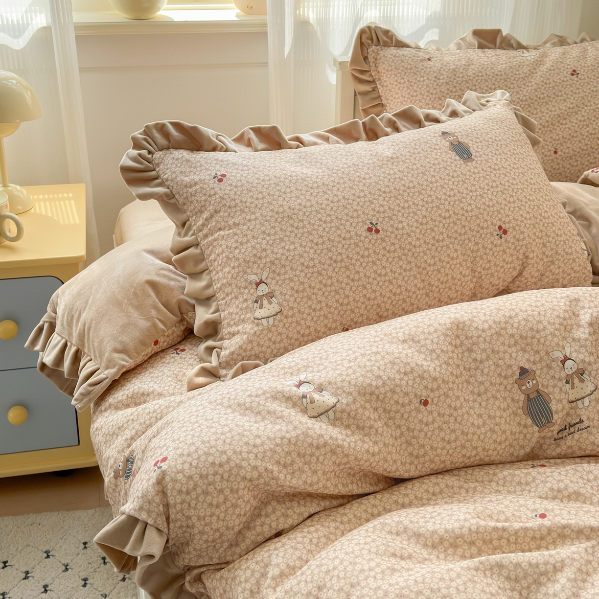 91家纺网 家纺一手货源 找家纺 淑女公社家纺 2025秋冬新款纯棉双层纱加韩国绒四件套 熊先生与兔小姐