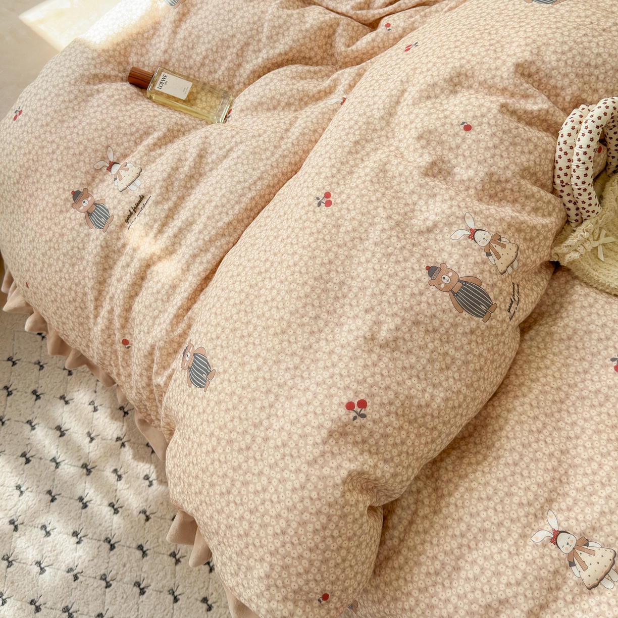 91家纺网 家纺一手货源 找家纺 淑女公社家纺 2025秋冬新款纯棉双层纱加韩国绒四件套 熊先生与兔小姐