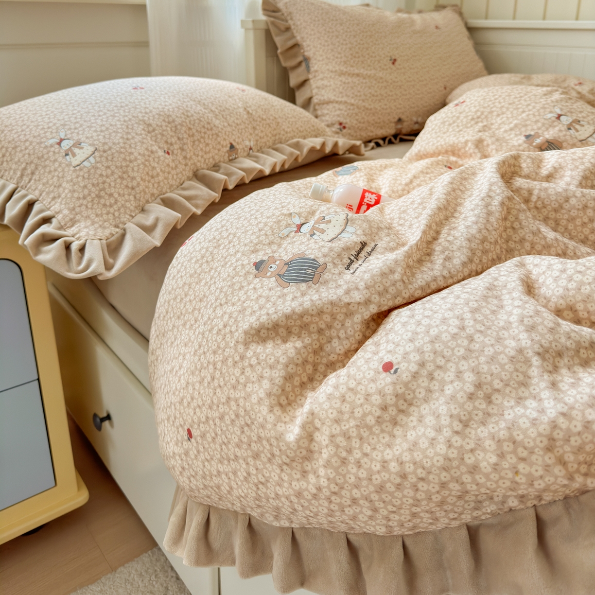 91家纺网 家纺一手货源 找家纺 淑女公社家纺 2025秋冬新款纯棉双层纱加韩国绒四件套 熊先生与兔小姐