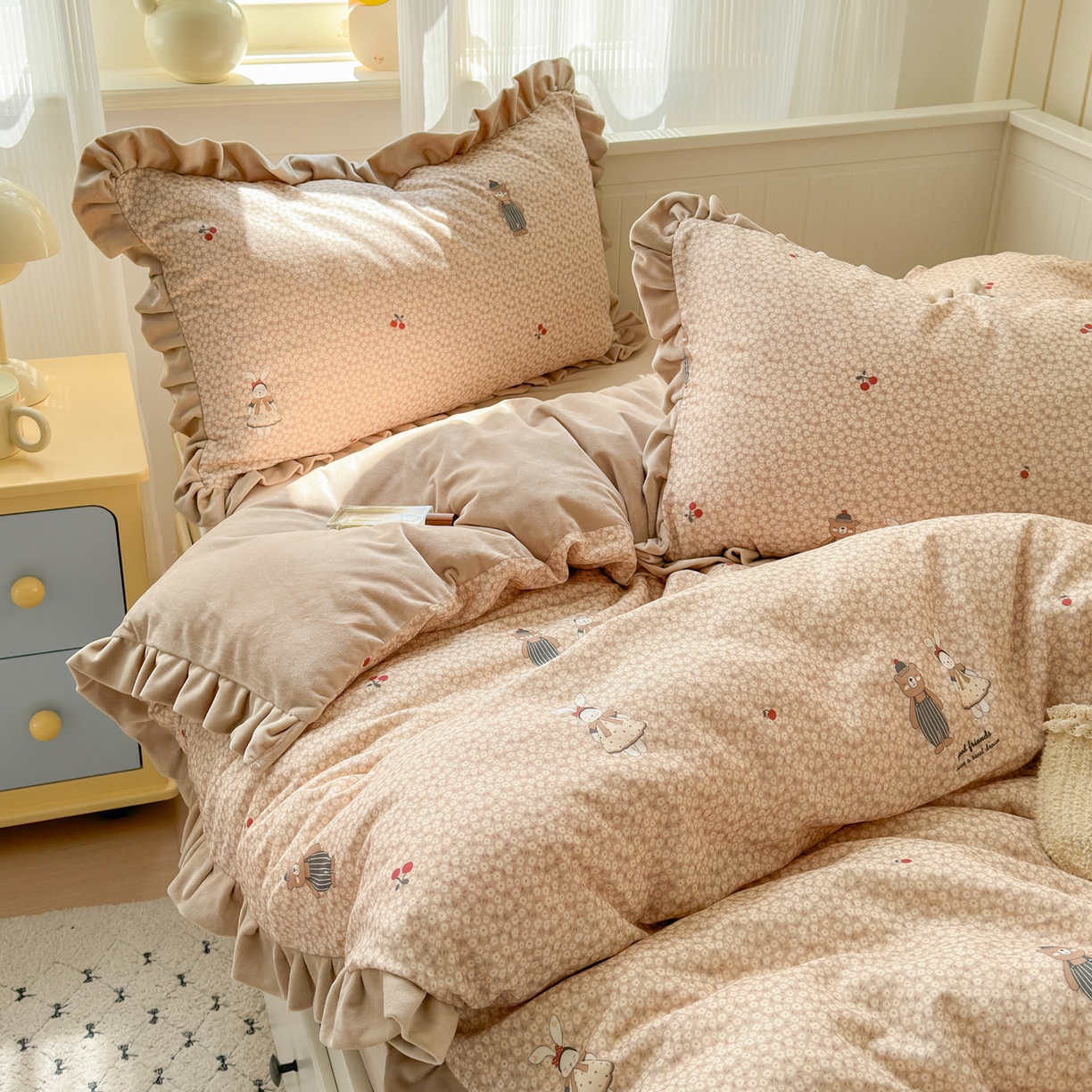 91家纺网 家纺一手货源 找家纺 淑女公社家纺 2025秋冬新款纯棉双层纱加韩国绒四件套 熊先生与兔小姐