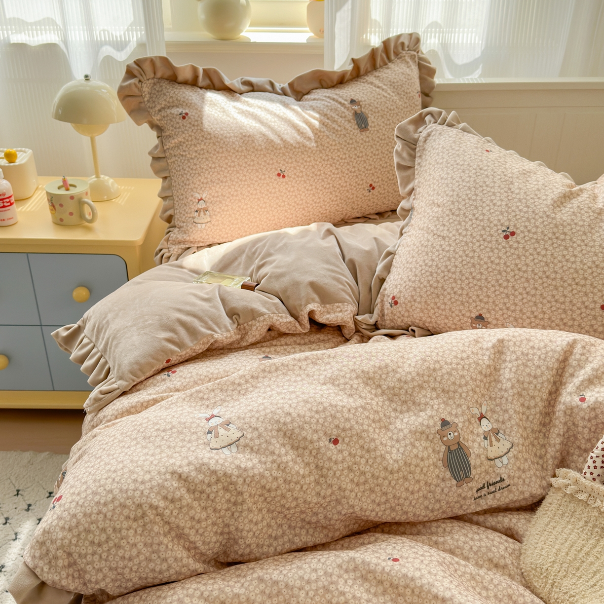 91家纺网 家纺一手货源 找家纺 淑女公社家纺 2025秋冬新款纯棉双层纱加韩国绒四件套 熊先生与兔小姐