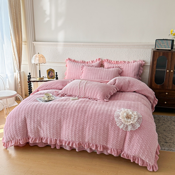 91家纺网 家纺一手货源 找家纺 乐嘉盈2025年新款纯色刺绣床裙款牛奶绒四件套-云栖 云栖-豆沙