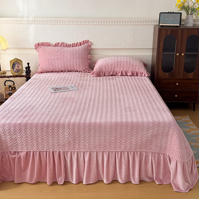 91家纺网 家纺一手货源 找家纺 乐嘉盈2025年新款纯色刺绣床裙款牛奶绒四件套-云栖 云栖-豆沙