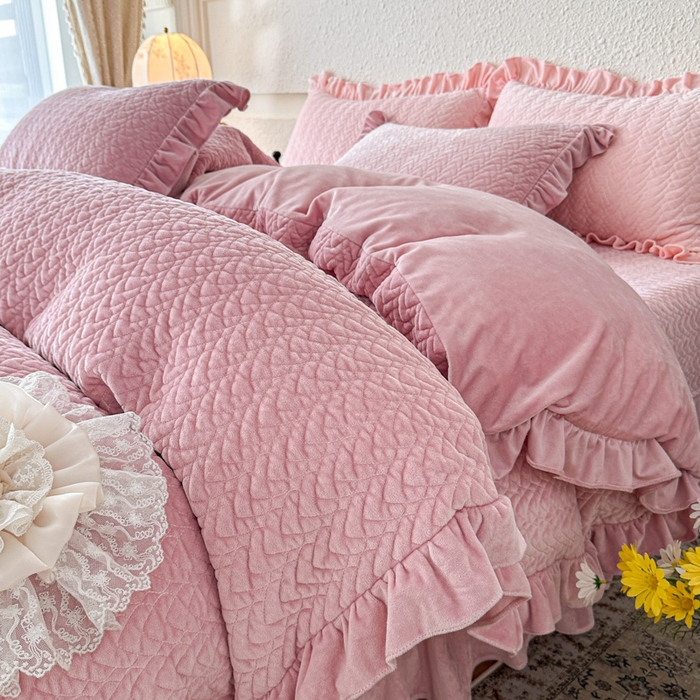 91家纺网 家纺一手货源 找家纺 乐嘉盈2025年新款纯色刺绣床裙款牛奶绒四件套-云栖 云栖-豆沙