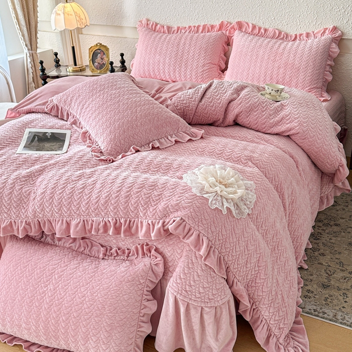 91家纺网 家纺一手货源 找家纺 乐嘉盈2025年新款纯色刺绣床裙款牛奶绒四件套-云栖 云栖-豆沙