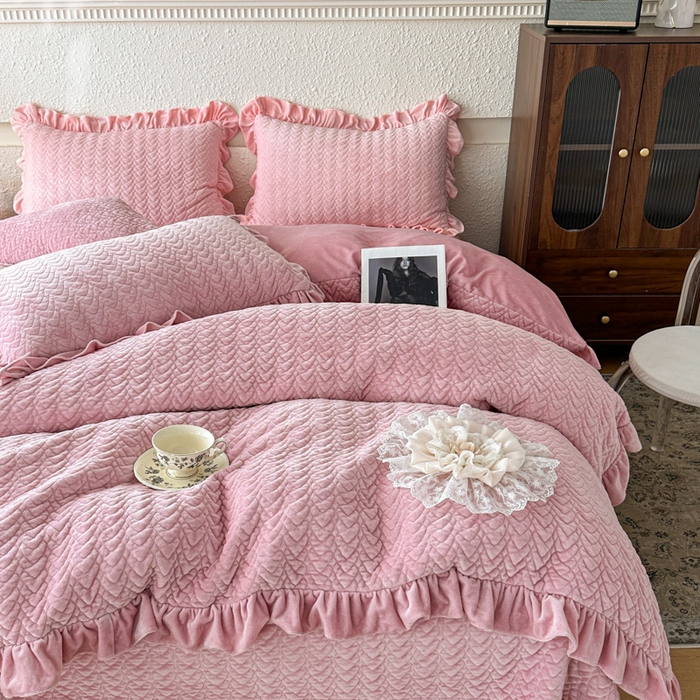 91家纺网 家纺一手货源 找家纺 乐嘉盈2025年新款纯色刺绣床裙款牛奶绒四件套-云栖 云栖-豆沙