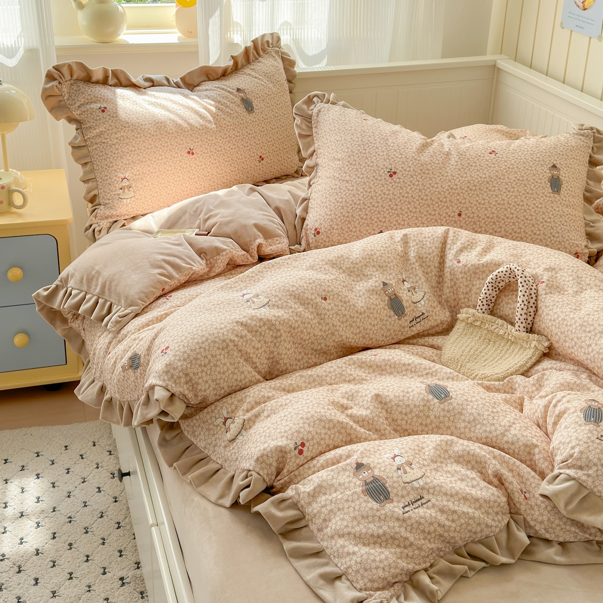 91家纺网 家纺一手货源 找家纺 淑女公社家纺 2025秋冬新款纯棉双层纱加韩国绒四件套 熊先生与兔小姐