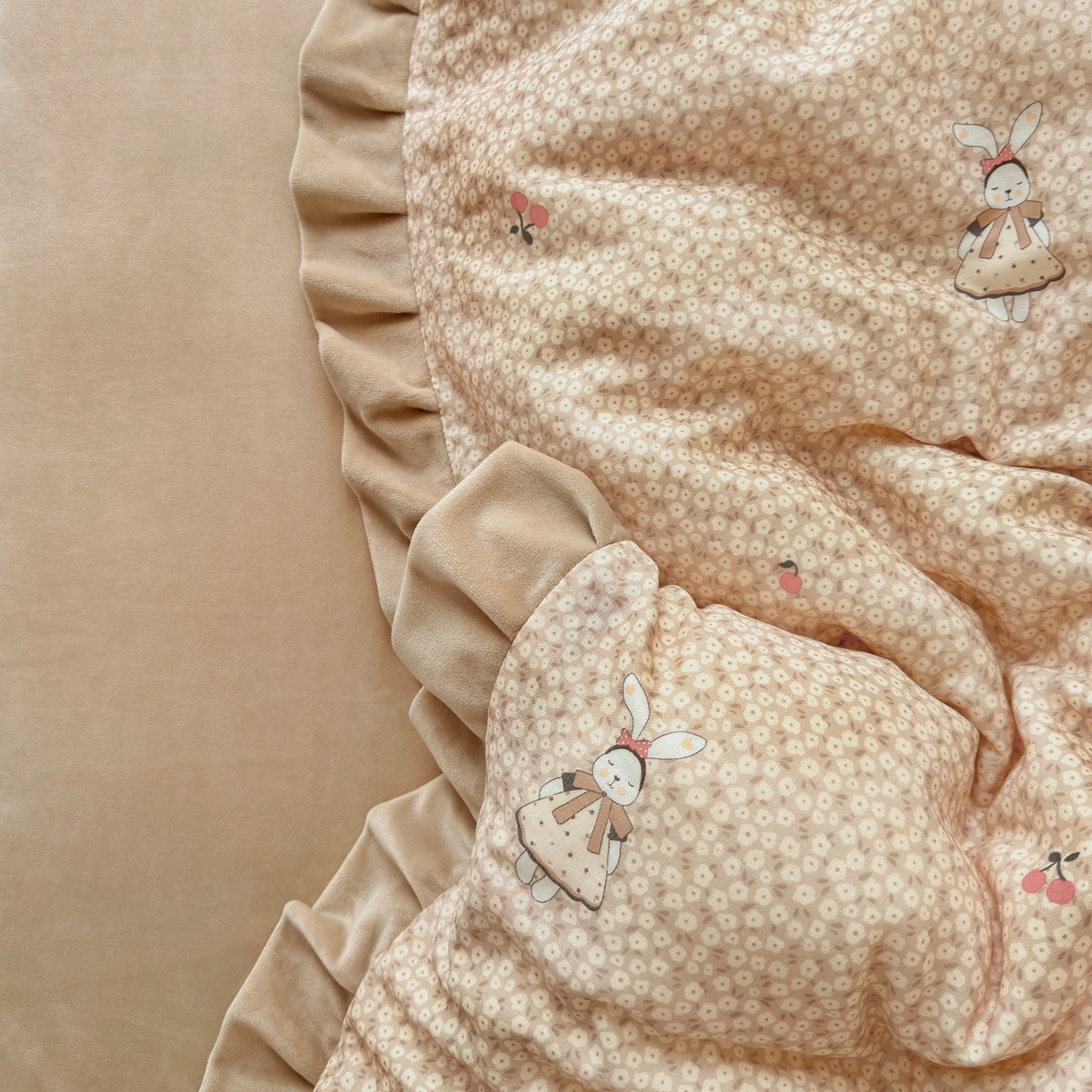 91家纺网 家纺一手货源 找家纺 淑女公社家纺 2025秋冬新款纯棉双层纱加韩国绒四件套 熊先生与兔小姐