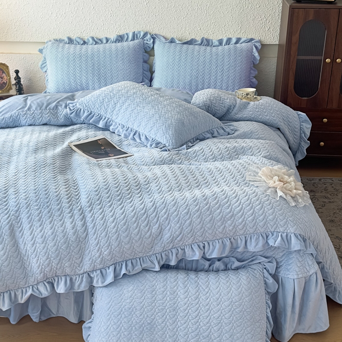 91家纺网 家纺一手货源 找家纺 （总）乐嘉盈2025年新款纯色刺绣床裙款牛奶绒四件套-云栖