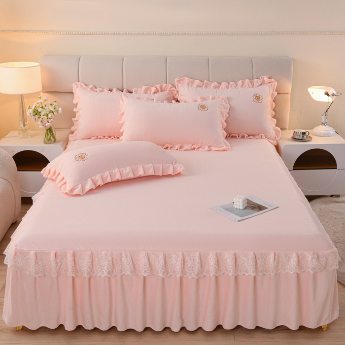 91家纺网 家纺一手货源 找家纺 优家居 2025新款240克高克重牛奶绒单件床裙韩版刺绣花牛奶绒床裙三件套 安娜-浅粉