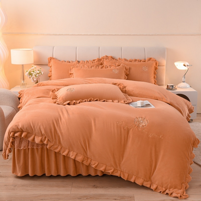 91家纺网 家纺一手货源 找家纺 优家居 2025新款240克高克重牛奶绒单件床裙韩版刺绣花牛奶绒床裙三件套 安娜-橙色