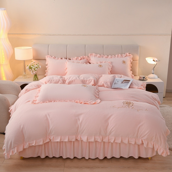 91家纺网 家纺一手货源 找家纺 优家居 2025新款240克高克重牛奶绒单件床裙韩版刺绣花牛奶绒床裙三件套 安娜-浅粉