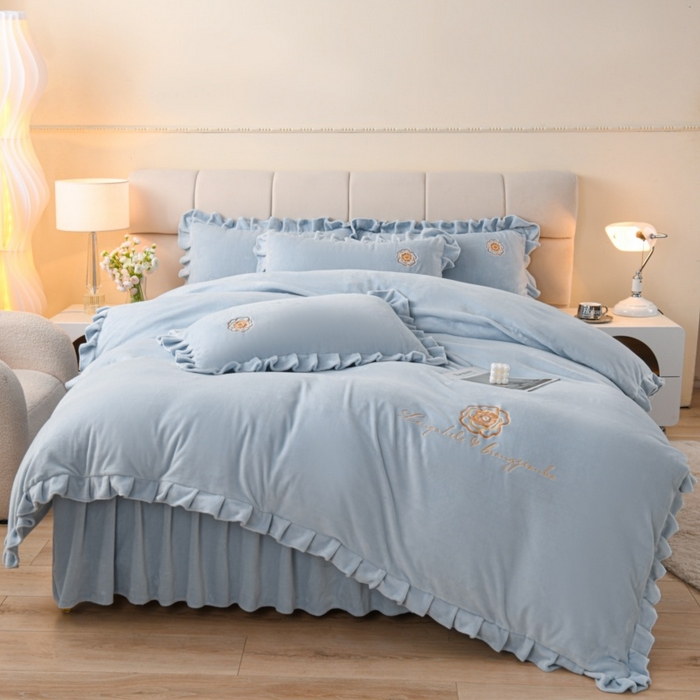 91家纺网 家纺一手货源 找家纺 优家居 2025新款240克高克重牛奶绒单件床裙韩版刺绣花牛奶绒床裙三件套 安娜-浅蓝