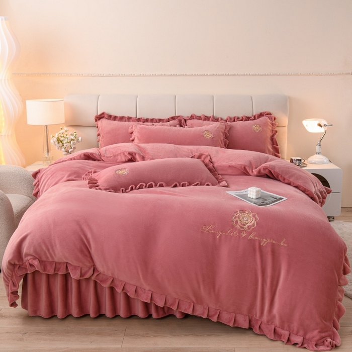 91家纺网 家纺一手货源 找家纺 优家居 2025新款240克高克重牛奶绒单件床裙韩版刺绣花牛奶绒床裙三件套 安娜-豆沙