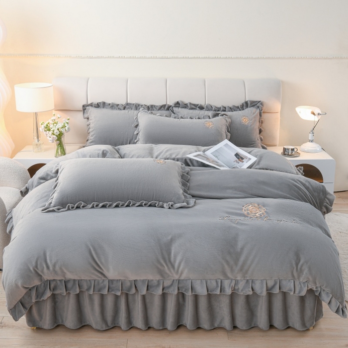 91家纺网 家纺一手货源 找家纺 优家居 2025新款240克高克重牛奶绒单件床裙韩版刺绣花牛奶绒床裙三件套 安娜-灰色