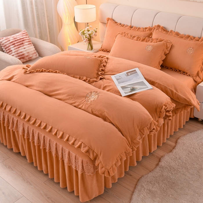 91家纺网 家纺一手货源 找家纺 优家居 2025新款240克高克重牛奶绒单件床裙韩版刺绣花牛奶绒床裙三件套 安娜-橙色