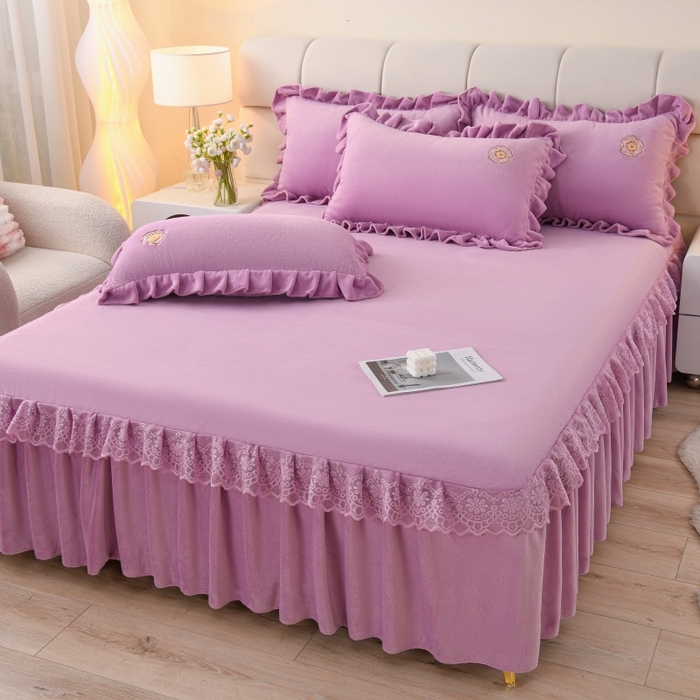91家纺网 家纺一手货源 找家纺 优家居 2025新款240克高克重牛奶绒单件床裙韩版刺绣花牛奶绒床裙三件套 安娜-紫色