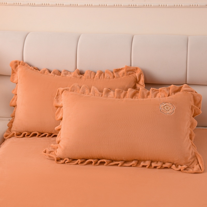 91家纺网 家纺一手货源 找家纺 优家居 2025新款240克高克重牛奶绒单件床裙韩版刺绣花牛奶绒床裙三件套 安娜-橙色