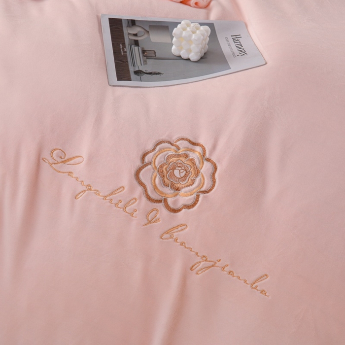 91家纺网 家纺一手货源 找家纺 优家居 2025新款240克高克重牛奶绒单件床裙韩版刺绣花牛奶绒床裙三件套 安娜-浅粉