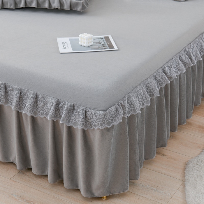 91家纺网 家纺一手货源 找家纺 优家居 2025新款240克高克重牛奶绒单件床裙韩版刺绣花牛奶绒床裙三件套 安娜-灰色