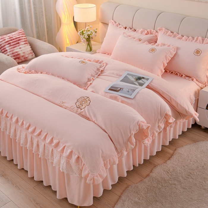 91家纺网 家纺一手货源 找家纺 优家居 2025新款240克高克重牛奶绒单件床裙韩版刺绣花牛奶绒床裙三件套 安娜-浅粉