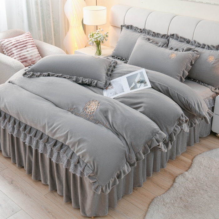 91家纺网 家纺一手货源 找家纺 优家居 2025新款240克高克重牛奶绒单件床裙韩版刺绣花牛奶绒床裙三件套 安娜-灰色