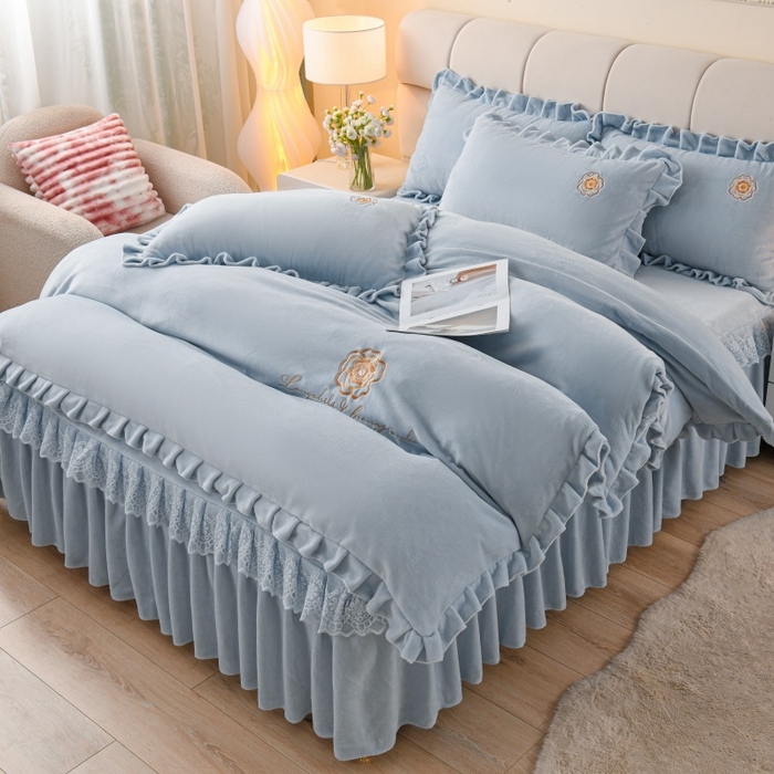 91家纺网 家纺一手货源 找家纺 优家居 2025新款240克高克重牛奶绒单件床裙韩版刺绣花牛奶绒床裙三件套 安娜-浅蓝