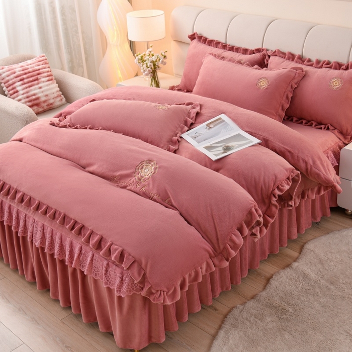 91家纺网 家纺一手货源 找家纺 优家居 2025新款240克高克重牛奶绒单件床裙韩版刺绣花牛奶绒床裙三件套 安娜-豆沙