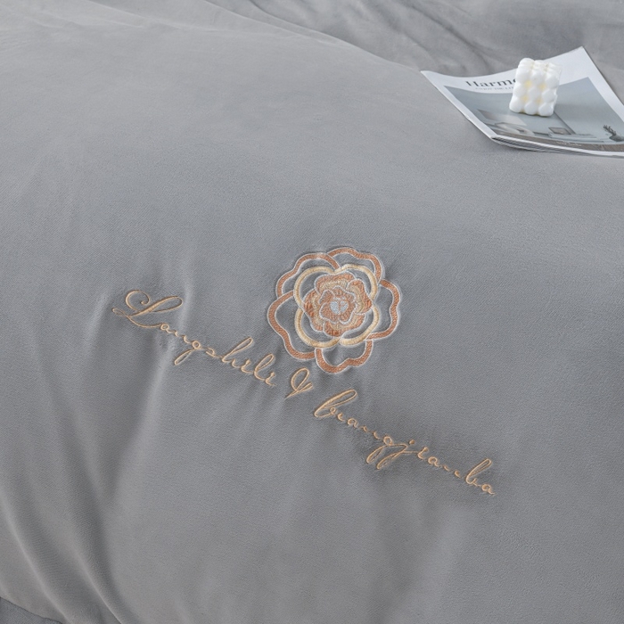 91家纺网 家纺一手货源 找家纺 优家居 2025新款240克高克重牛奶绒单件床裙韩版刺绣花牛奶绒床裙三件套 安娜-灰色