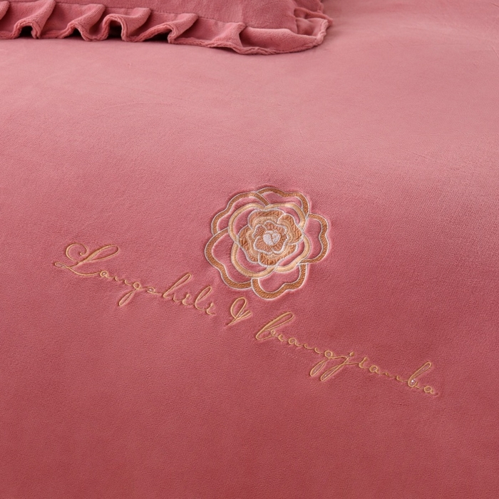 91家纺网 家纺一手货源 找家纺 优家居 2025新款240克高克重牛奶绒单件床裙韩版刺绣花牛奶绒床裙三件套 安娜-豆沙