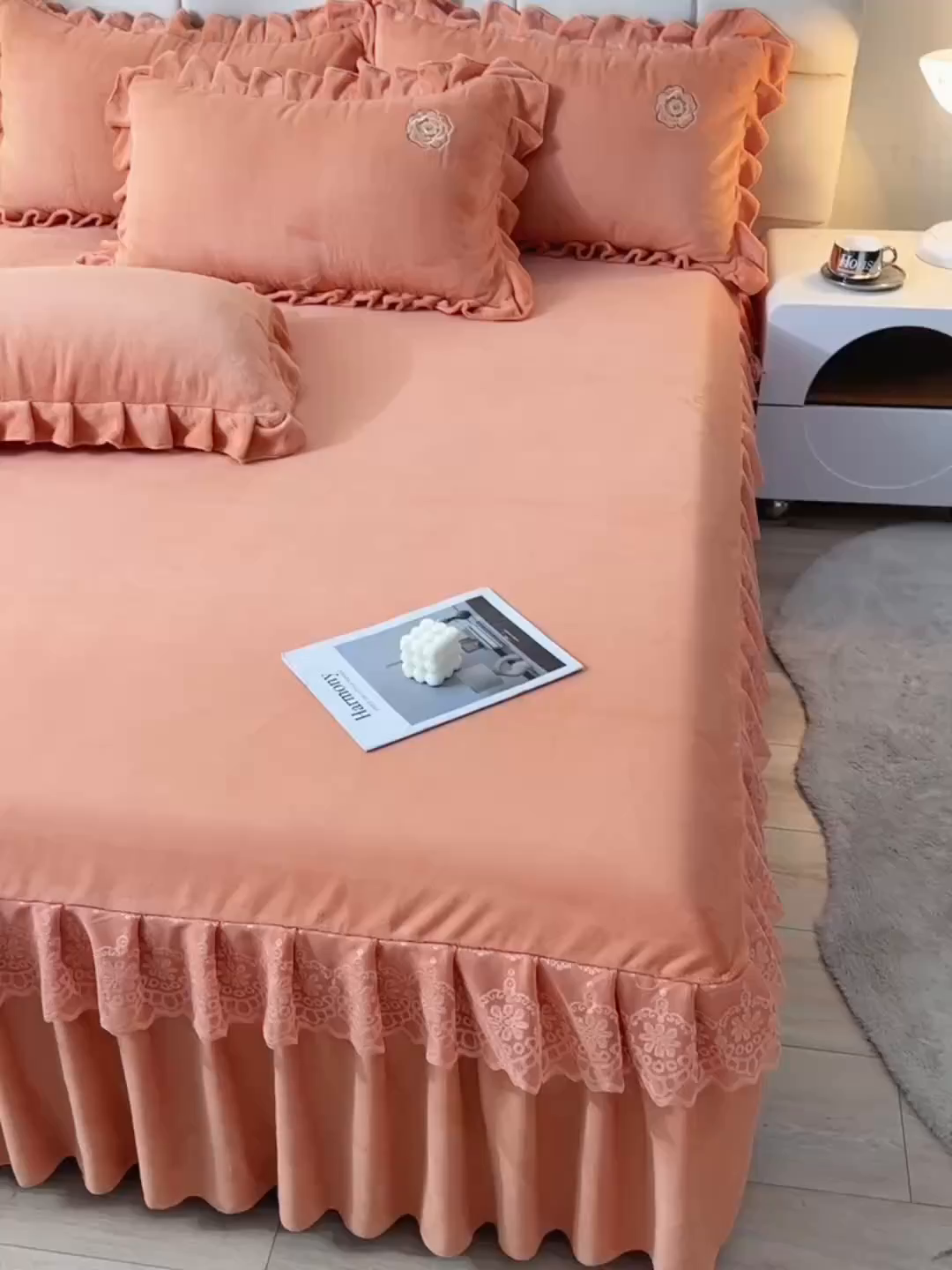 91家纺网 家纺一手货源 找家纺 （总）优家居 2025新款240克高克重牛奶绒单件床裙韩版刺绣花牛奶绒床裙三件套