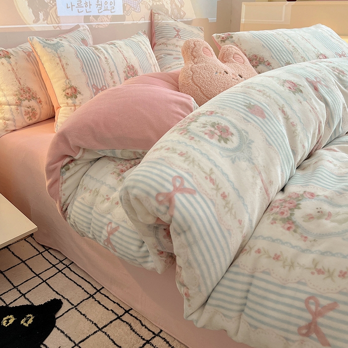 91家纺网 家纺一手货源 找家纺 瑞莱 2025新款A类200克高克重秋冬印花牛奶绒四件套-卡通系列 花环兔