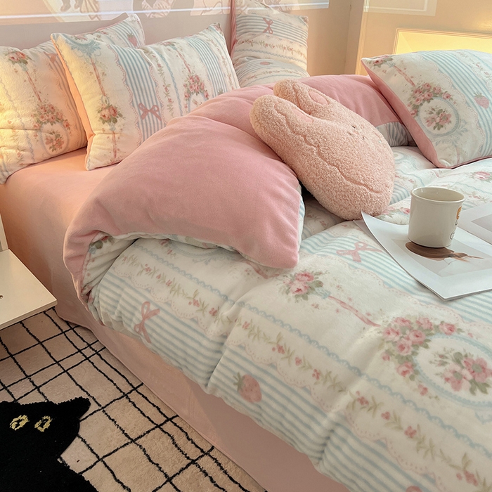 91家纺网 家纺一手货源 找家纺 瑞莱 2025新款A类200克高克重秋冬印花牛奶绒四件套-卡通系列 花环兔