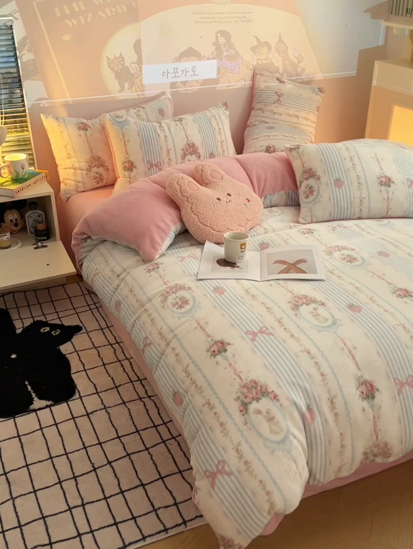 91家纺网 家纺一手货源 找家纺 瑞莱 2025新款A类200克高克重秋冬印花牛奶绒四件套-卡通系列 花环兔